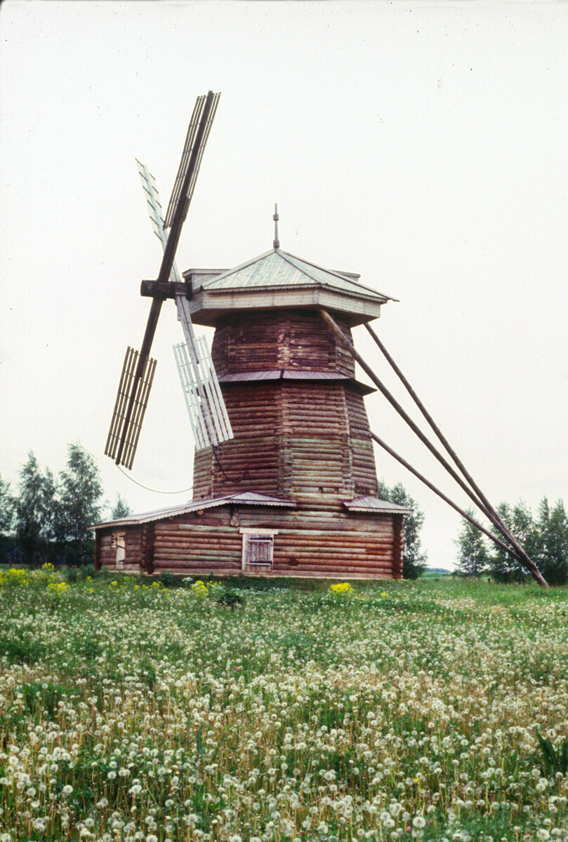 Log windmill with rotating top & mid-level overhang for moisture runoff. Originally at Moshok village, Sudogodsky Region. Although some sources state 18th-century, the structure is more reliably dated to the late 19th century. June 18, 1994