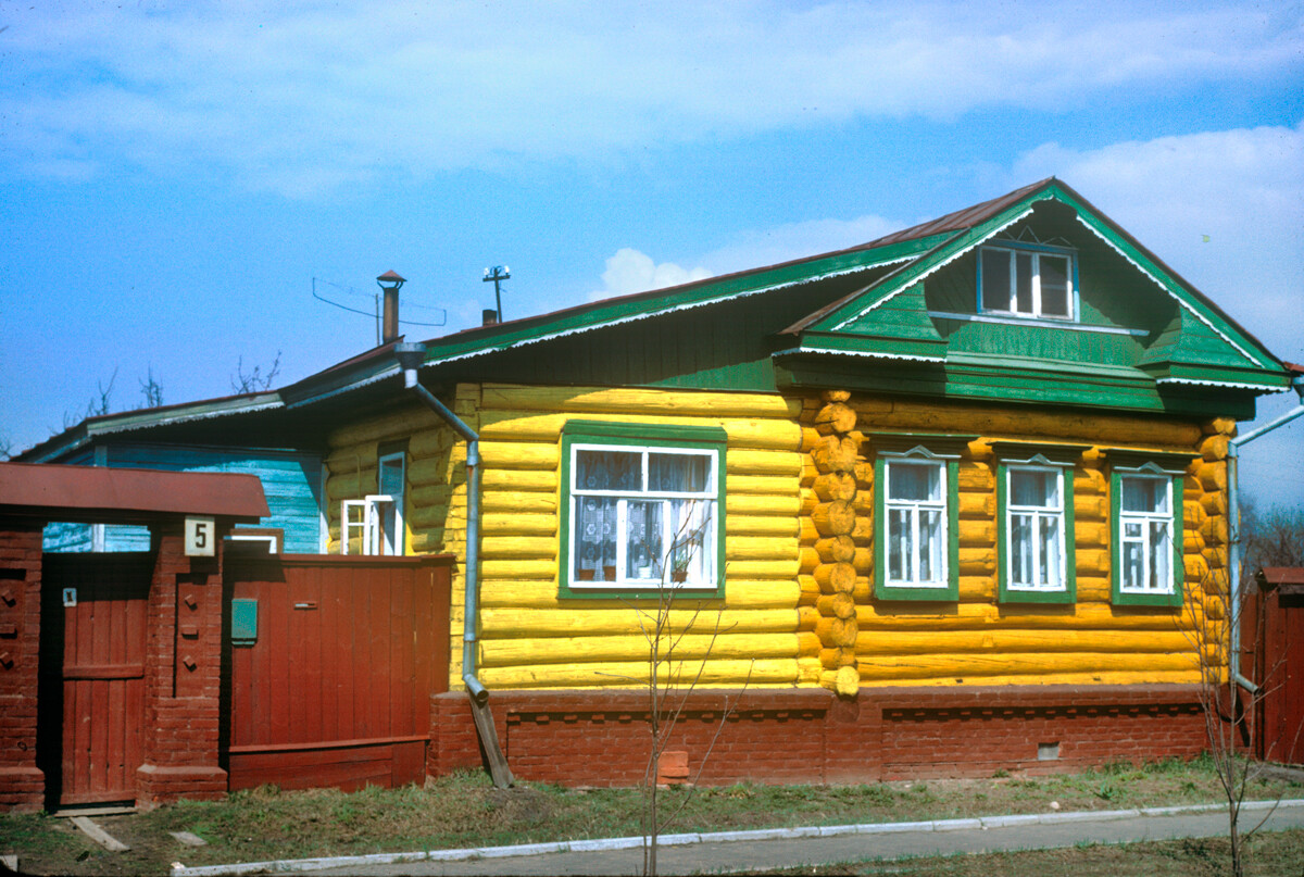 Suzdal. Painted log house. There is 18th-century evidence that log structures, including churches, were brightly painted. April 27, 1980