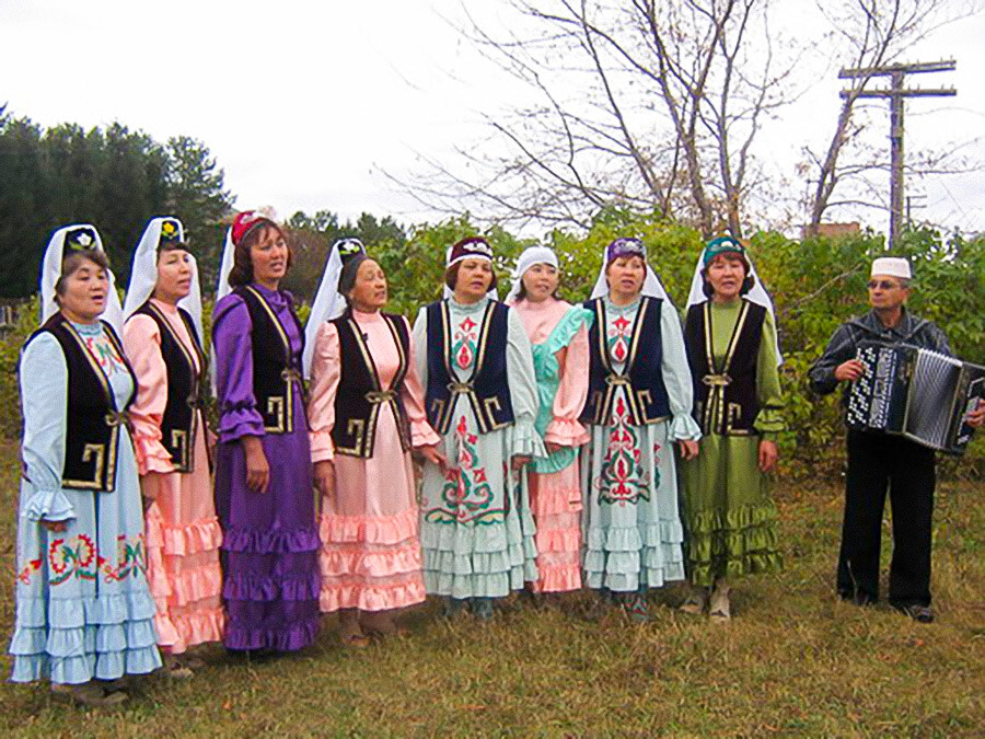 Tatari siberiani cantano durante un festival etnico