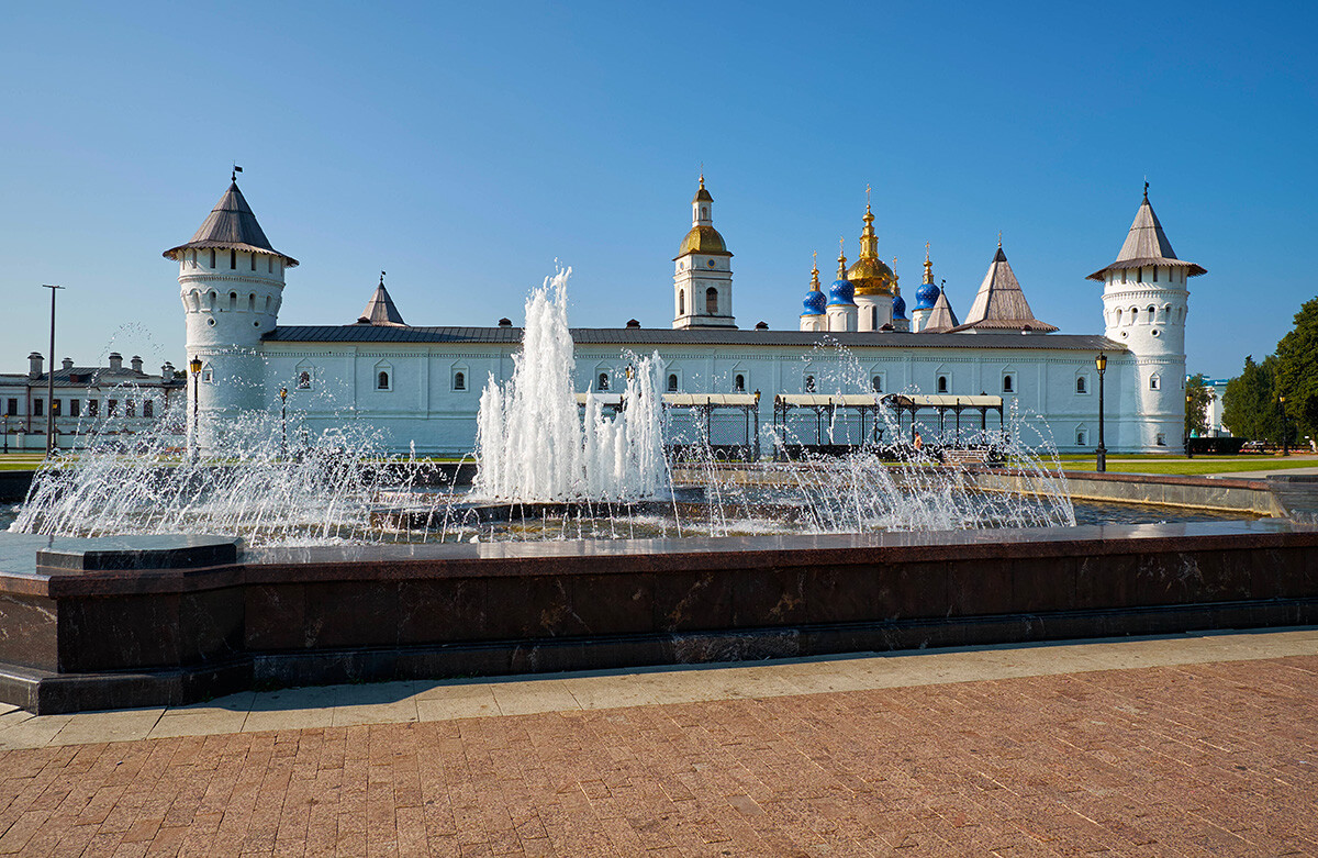 Fuente en la Plaza Roja con el Kremlin de Tobolsk al fondo. 