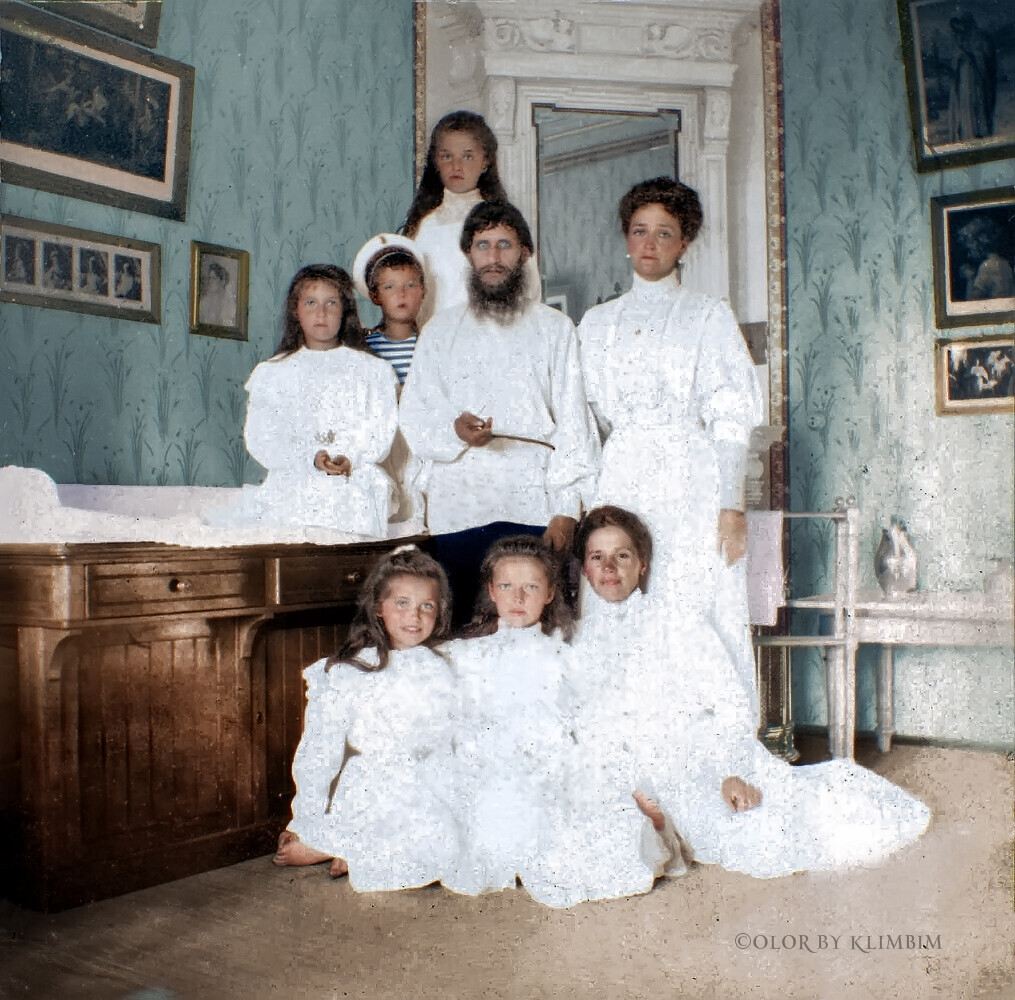 Rasputin dengan permaisuri, anak-anak kekaisaran, dan seorang pengasuh. Tsarskoye Selo, 1908.