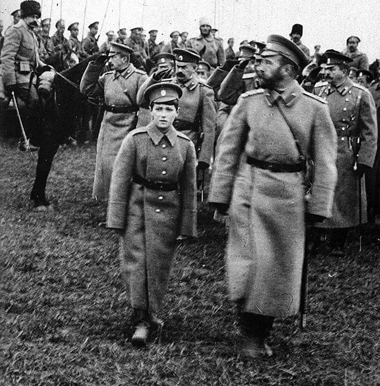 Nikolay II dan tsesarevich Alexei di lokasi unit militer, 1916