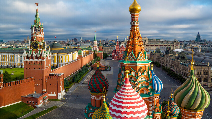 La Piazza Rossa di Mosca vista attraverso le cupole della Cattedrale di San Basilio. Si riconoscono a sinistra le mura del Cremlino e la sagoma del Mausoleo di Lenin, a destra i Grandi Magazzini “Gum”