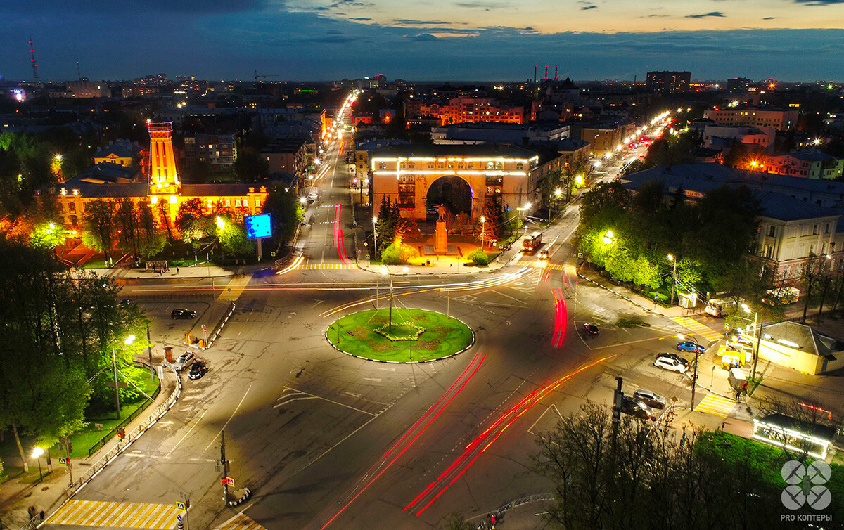 La Piazza Rossa di Jaroslavl. Si riconosce la “Casa con l’arco”, palazzo costruito nel 1937 al posto della demolita chiesa di San Simeone, con di fronte la statua di Lenin. A sinistra la storica torre di avvistamento del Palazzo dei pompieri