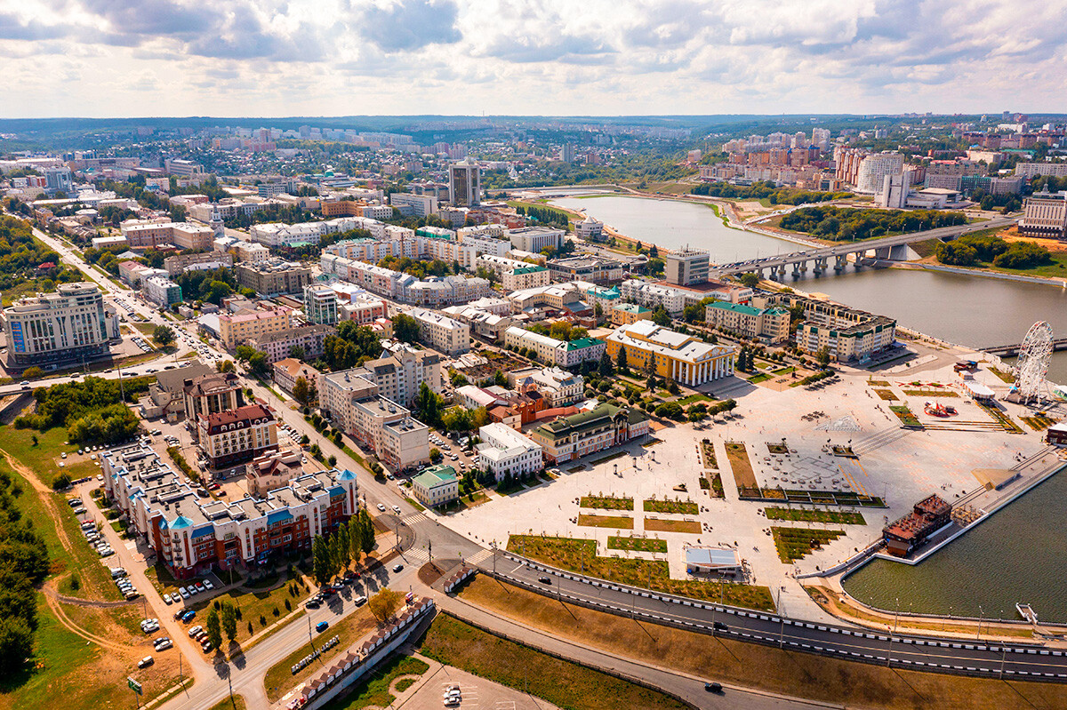Vista dal drone della Piazza Rossa di Cheboksary, capitale della Repubblica di Ciuvascia, in estate, quando è uno dei centri ricreativi della vita cittadina