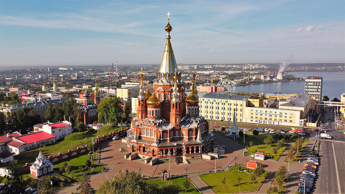 Vista aerea della Piazza Rossa di Izhevsk, con la Cattedrale di San Michele Arcangelo, inaugurata nel 1907, demolita nel 1937, e ricostruita tra il 2004 e il 2007