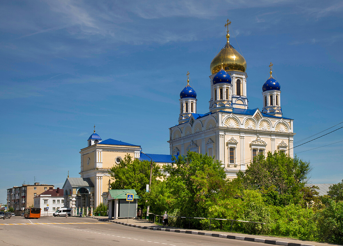 La Piazza Rossa di Elets (nella Regione di Lipetsk) con la Cattedrale dell’Ascensione