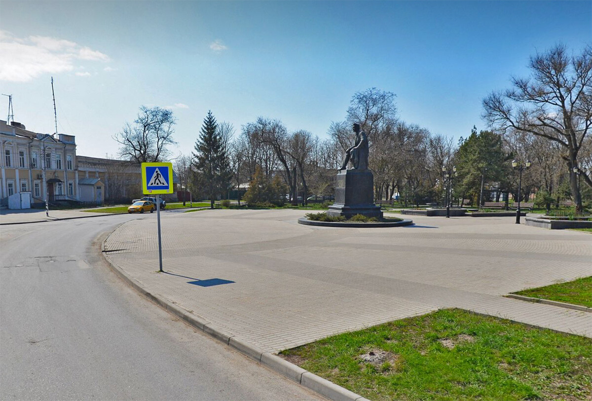 La Piazza Rossa di Taganrog con il monumento allo scrittore e dramamturgo Anton Chekhov, nato in questa città nel 1860. La statua, dello scultore Iulian Rukavishnikov, fu eretta in occasione del Centenario della nascita