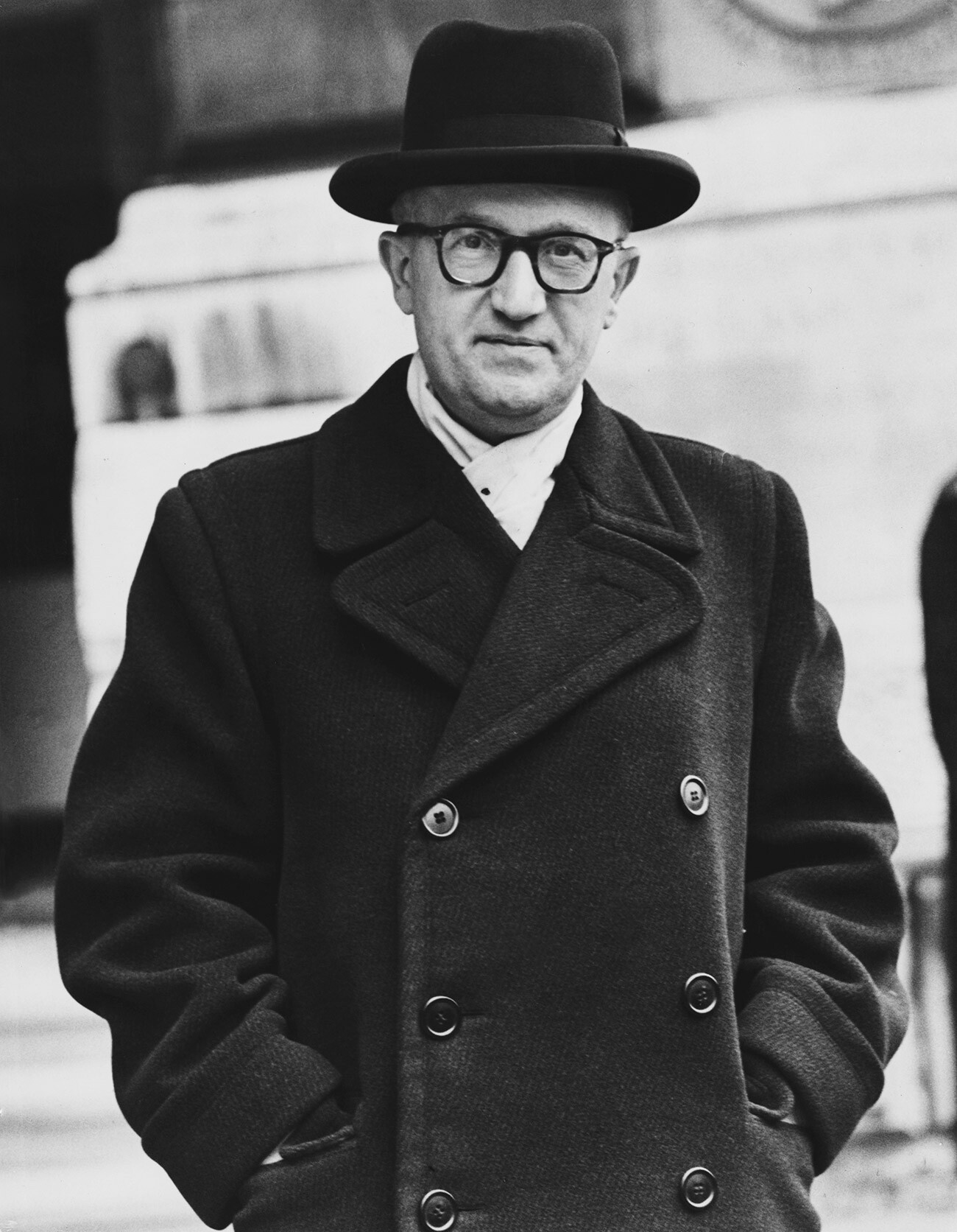 Zahodnonemški zunanji minister Walter Hallstein (1901-1982) zapušča zunanje ministrstvo v Londonu po obisku britanskega zunanjega ministra Anthonyja Edena, 30. januar 1953