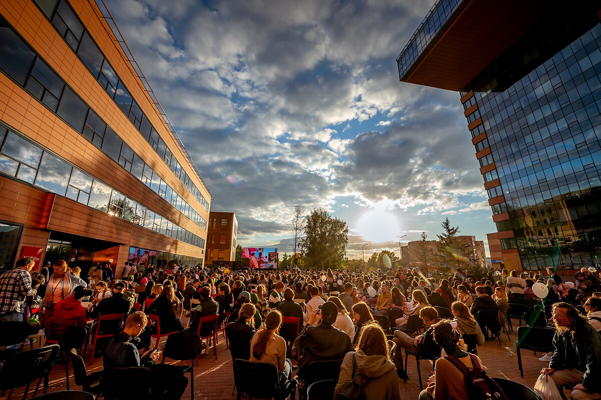 A startup event in Akadempark.