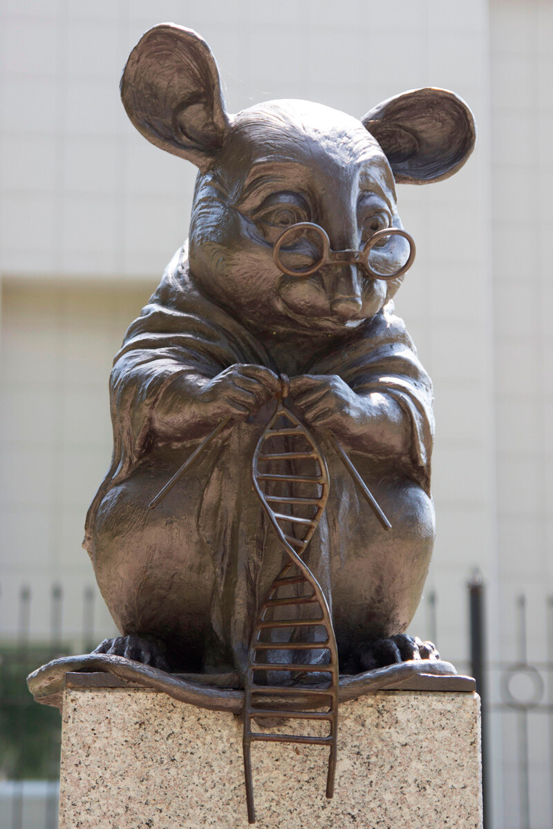 Памятник лабораторной мыши. Она вяжет ДНК!
