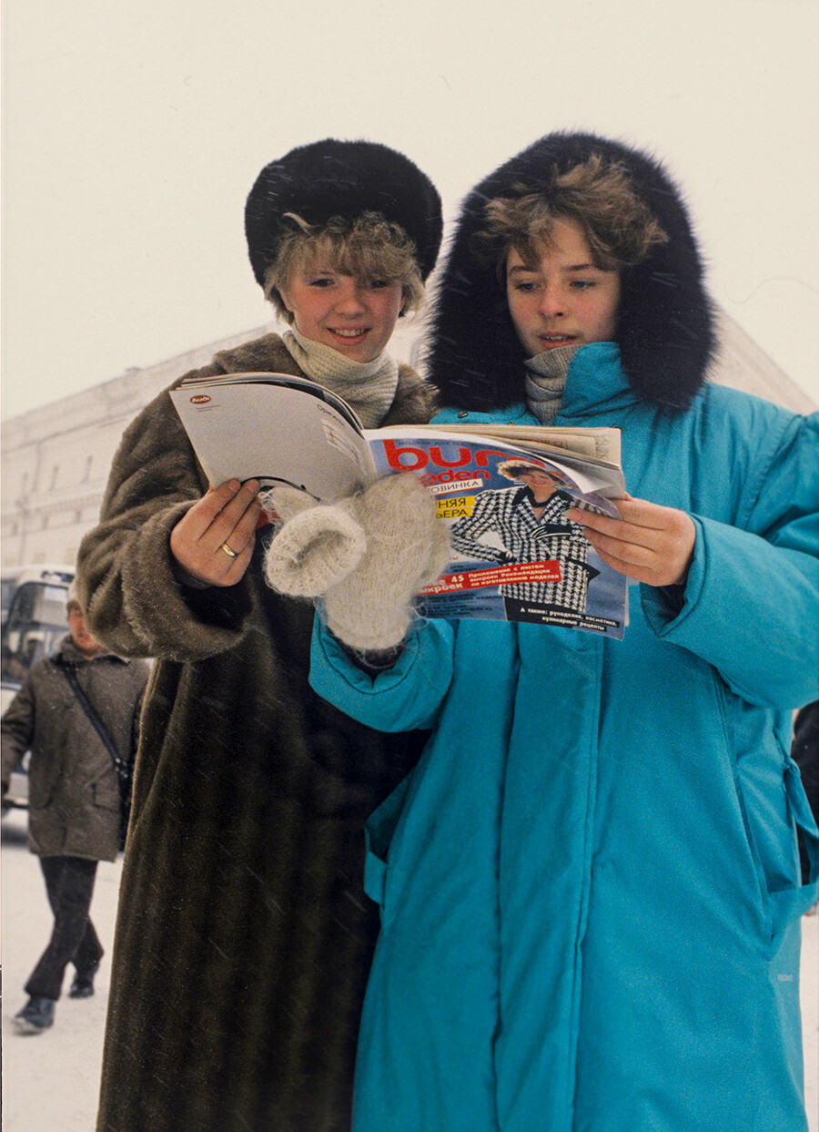 Sowjetische Frauen mit der ersten Ausgabe der westdeutschen Zeitschrift „Burda Moden“ auf Russisch.