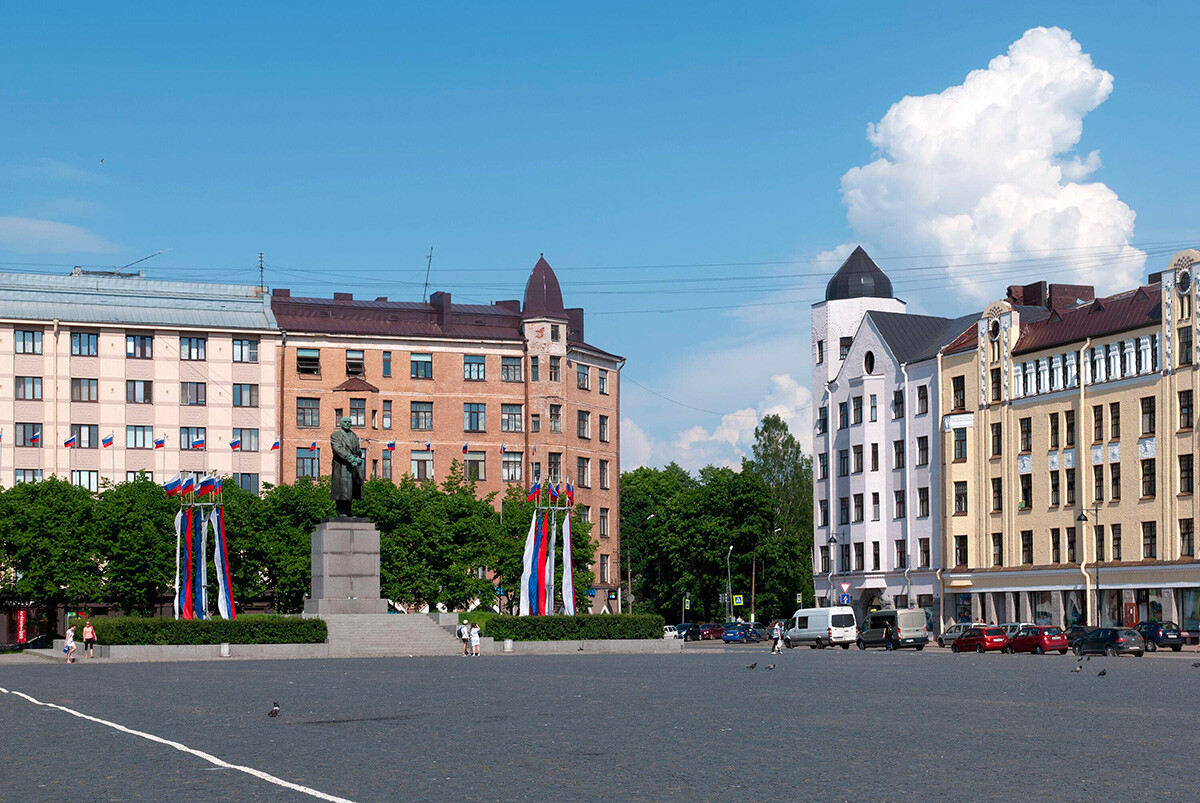 Viborg, Leningrajska regija, Rusija, 8. junij 2019: Ljudje na Rdečem trgu v bližini Leninovega spomenika. 