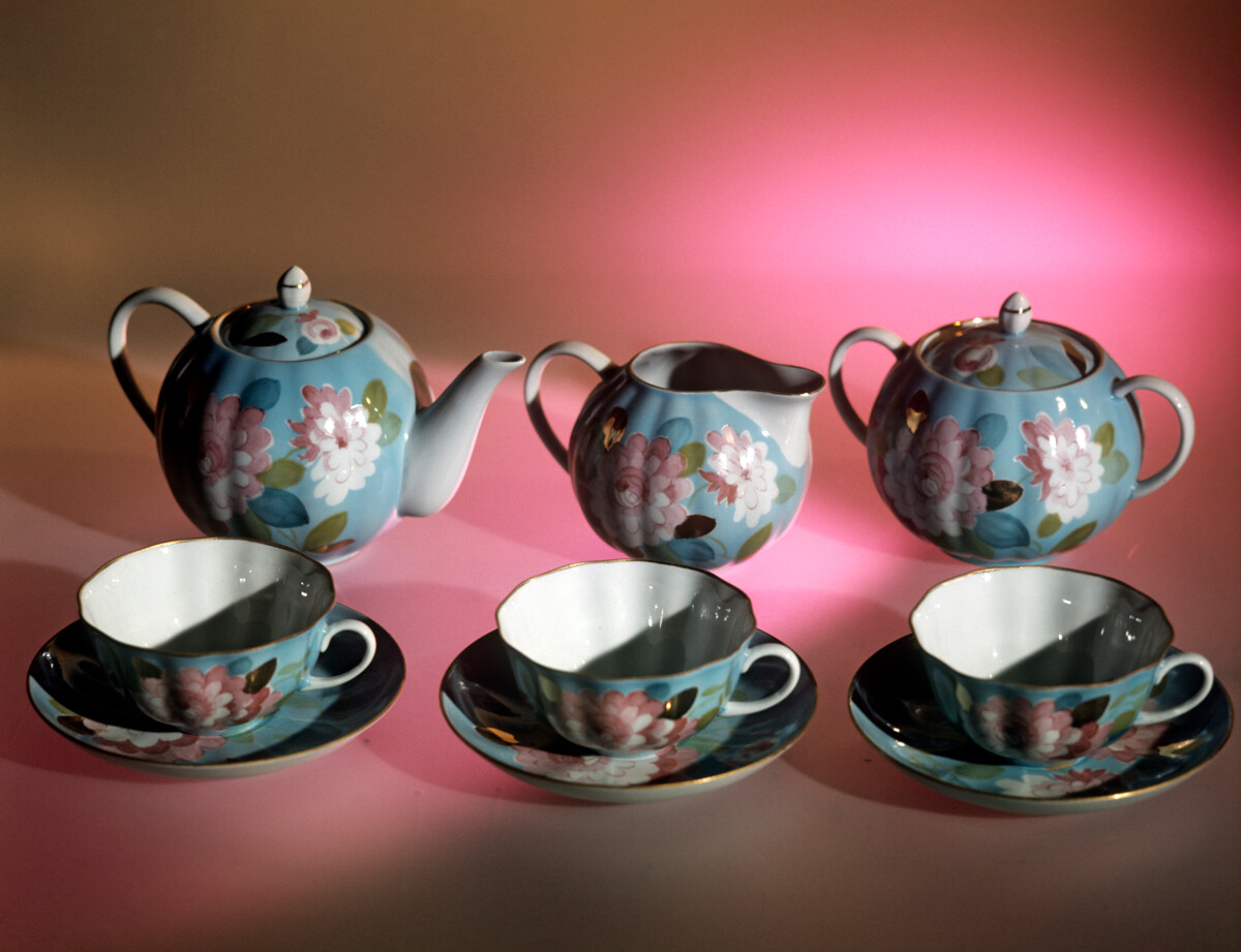 Il servizio da tè “Tulipani”  della Fabbrica di ceramiche di Duljovo, dell’artista Pukhlova
