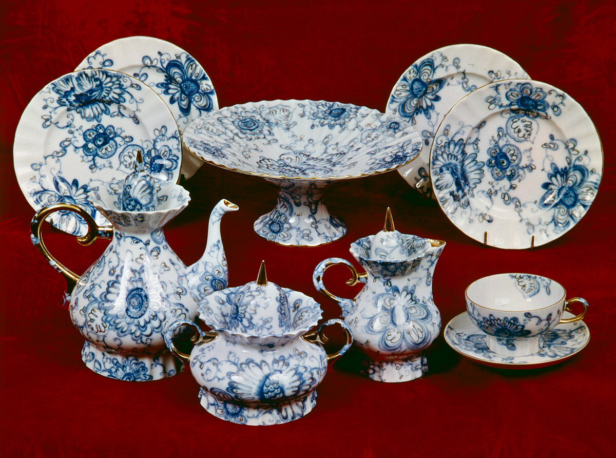 Servizio da tè “Il giardino che canta”della Fabbrica di porcellana di Leningrado,  dell'artista N. Slavina
