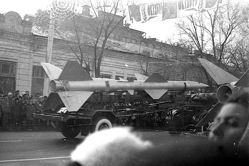 Un misil antiaéreo S-75 siendo transportado en el Día de la Revolución de Octubre. Desfile militar. Rostov del Don, Unión Soviética, URSS. 1973