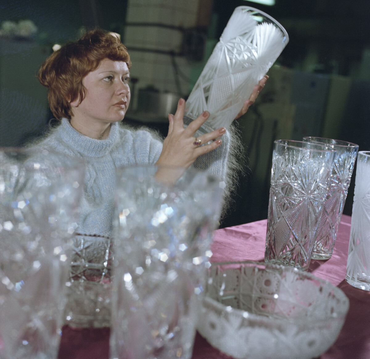 Inspektorica Ljudmila Lukjanova ocjenjuje proizvode, 1981., Salavat, SSSR
