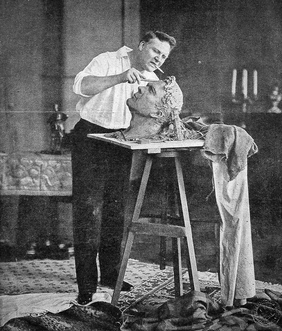 Šaljapin kleše vlastitu bistu 