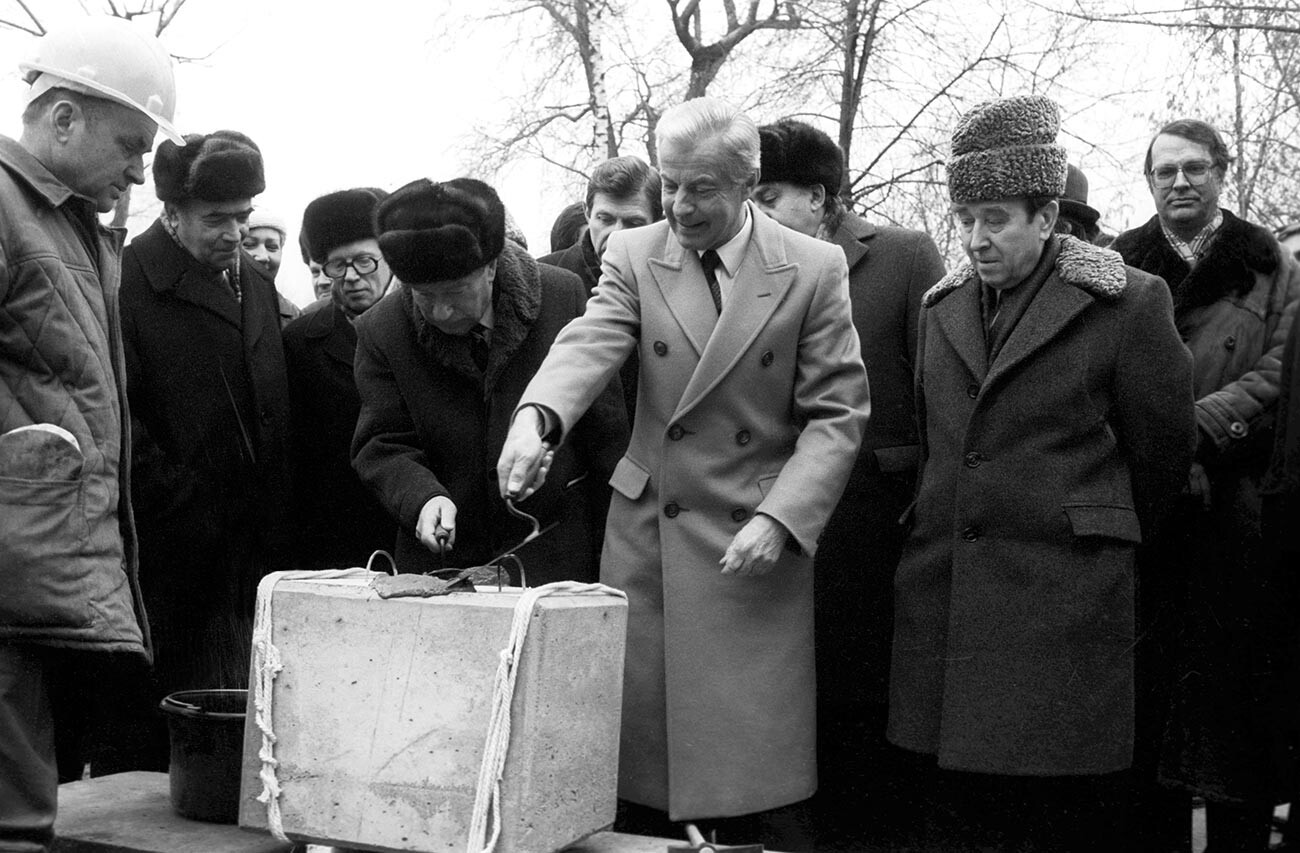 V. Promislov, član Centralnega komiteja KPSZ, predsednik izvršnega odbora Mossovjeta, in Dr. F.-W. Kristians, predstavnik uprave Deutsche Bank, položita temeljni kamen za prihodnje predstavništvo Deutsche Bank v ZSSR na Metrostrojevski ulici.