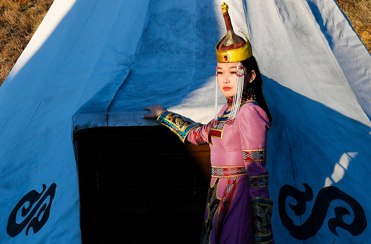 Seorang perempuan dengan pakaian tradisional Tuva.