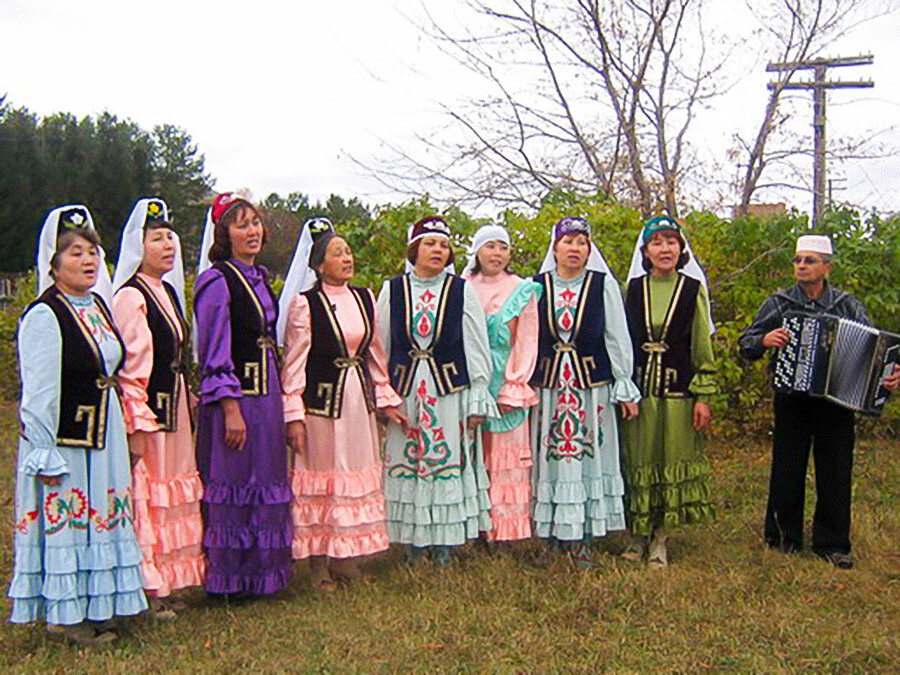 Orang-orang Tatar Siberia pada sebuah festival.