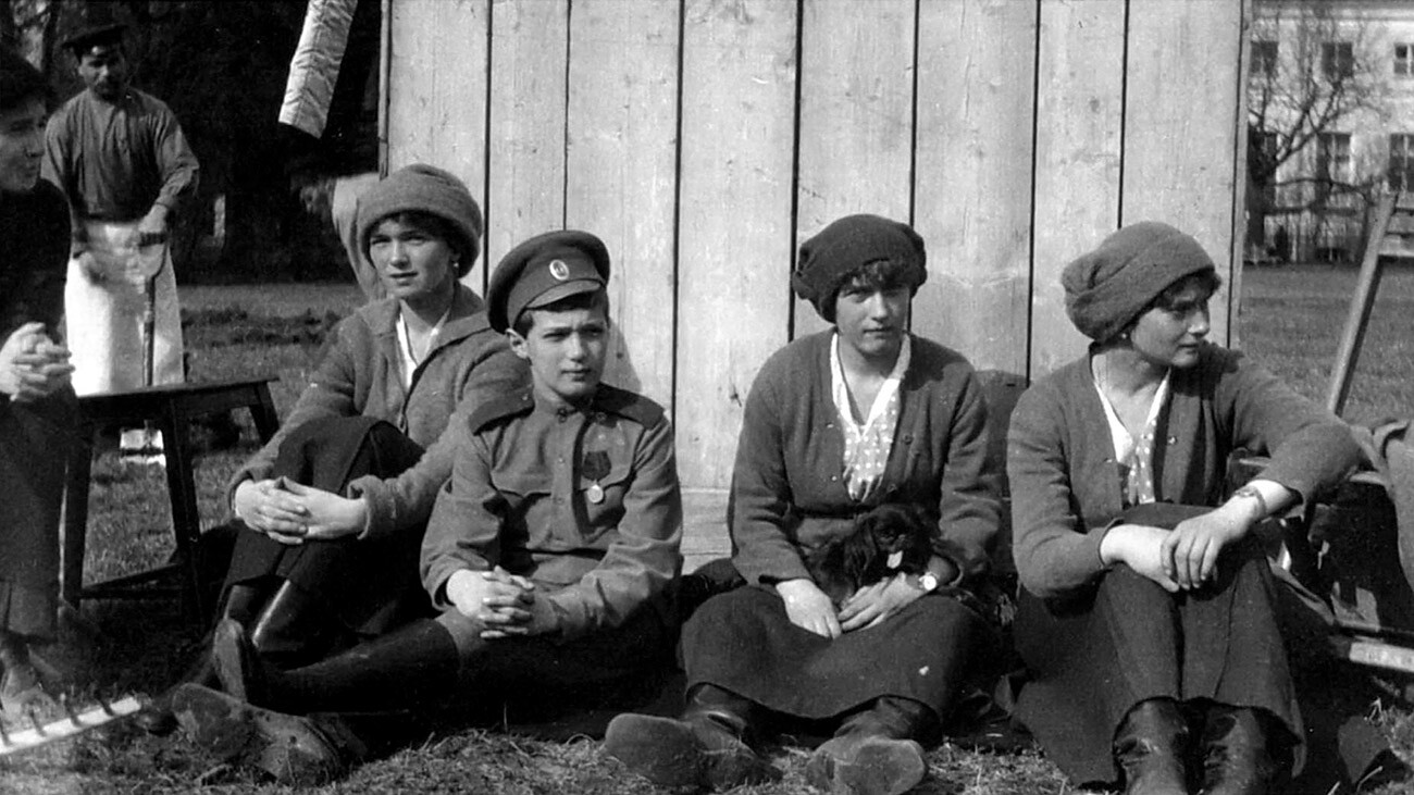 1917年春、ツァールスコエ・セローで警護下にあるオリガ、アレクセイ、アナスタシア、タチヤナ、