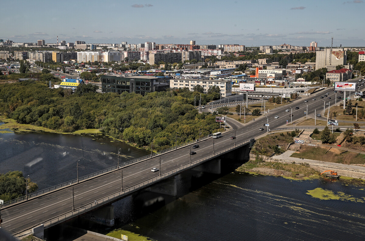 Cheljabinsk, il Ponte Leningradskij sul fiume Miass, che per la geografia divide gli Urali dalla Siberia 