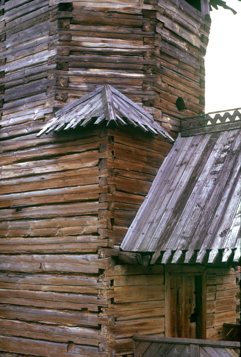 Église de la Résurrection, clocher, coin nord-ouest avec l’assemblage de queue d’aronde. Originaire du village de Patakino, district de Kamechovski