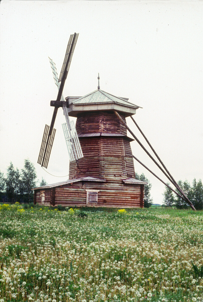 Moulin à vent en bois qui tourne en haut et au milieu pour l’écoulement de l’humidité. Originaire du village de Mochok, district de Soudogorodski. Bien que certaines sources parlent du XVIIIesiècle, la structure est plus sûrement datée de la fin du XIXe