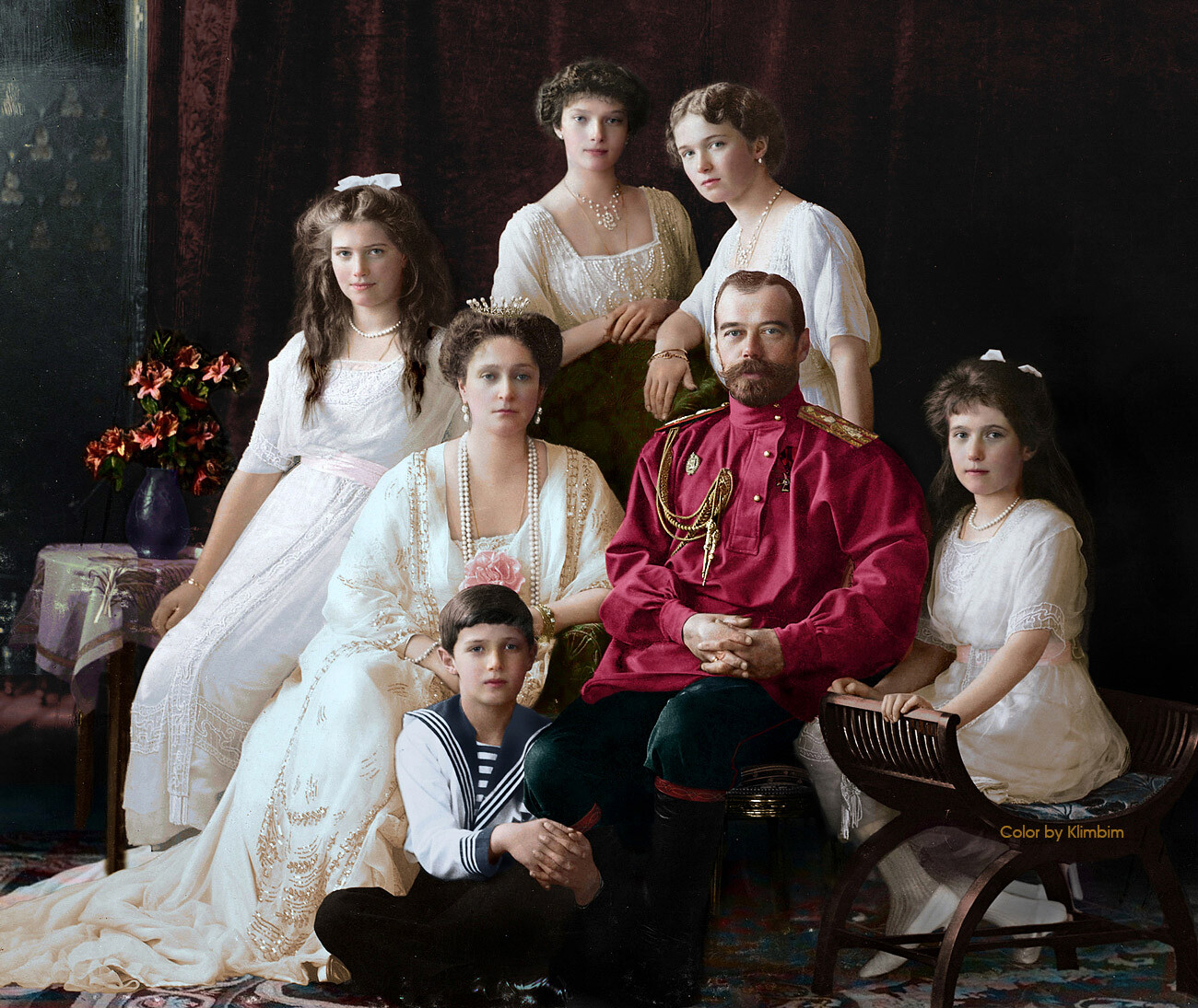 Lo zar Nicola II con l’imperatrice consorte e i cinque figli

