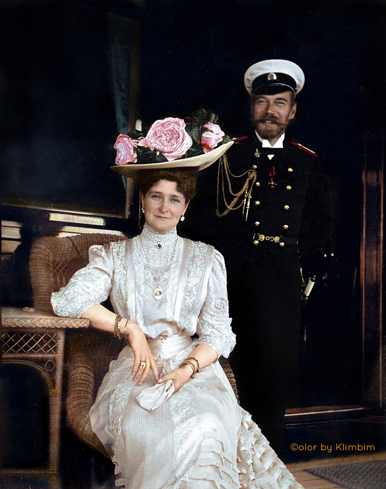 Lo zar Nicola II (1868-1918) con la moglie Aleksandra Fjodorovna (1872-1918), da tutti a Corte detta “Alix”