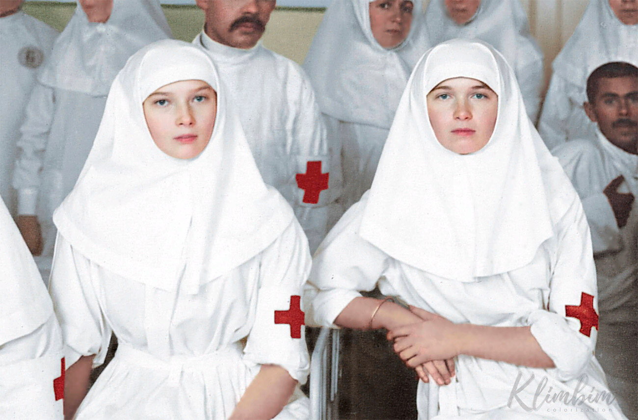 Tatjana (a sinistra) e Olga durante il periodo in cui lavorarono come infermiere nell’ospedale militare per ufficiali, ai tempi della Prima guerra mondiale

