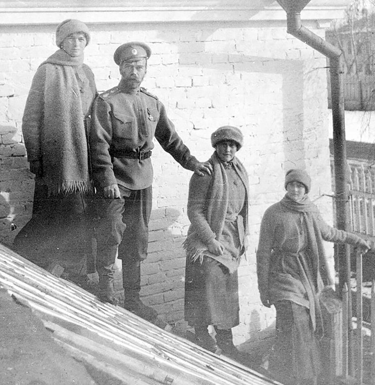Olga, Nicola II, Anastasija e Tatjana a Tobolsk, in Siberia, prima tappa del confino, inverno 1918

