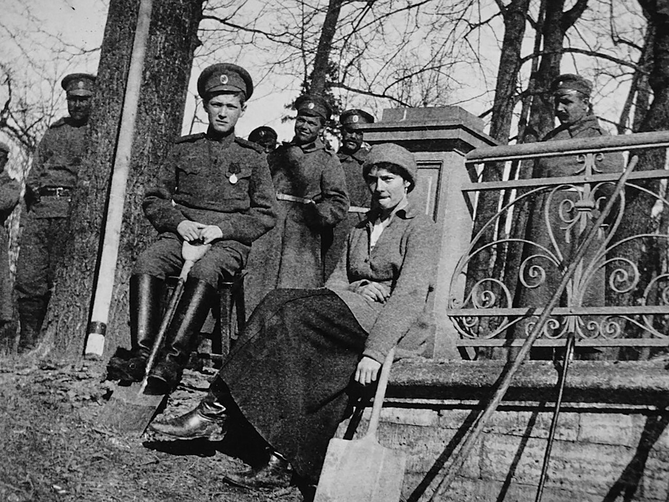 Tatjana e Aleksej sotto scorta militari durante il periodo di prigionia a Tsarskoe Selo

