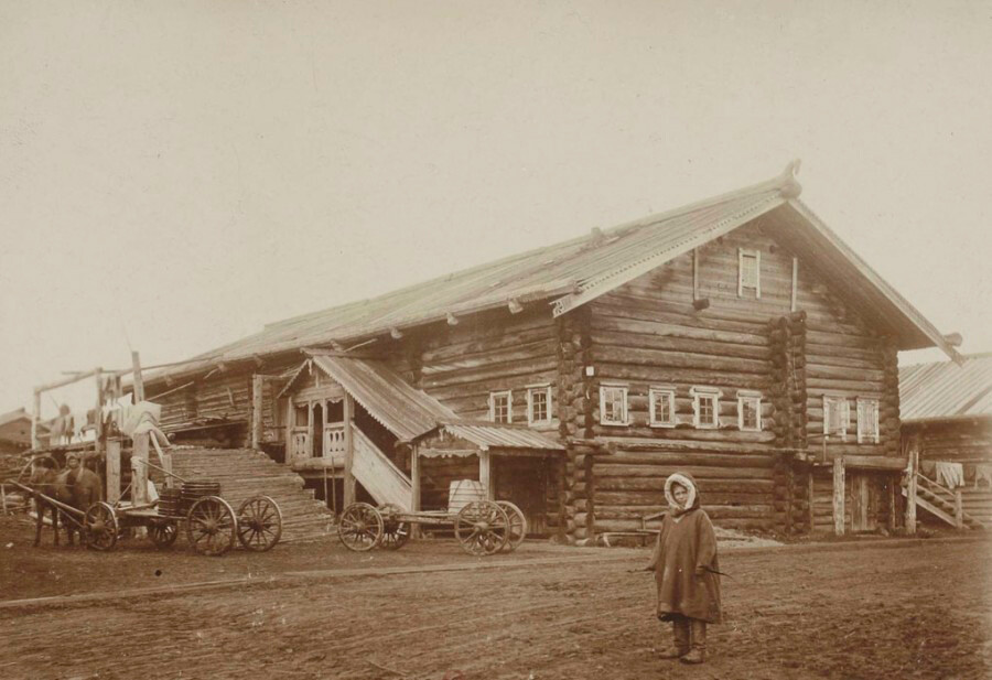 The log house (dom-dvor) in the Arkhangelsk Region.