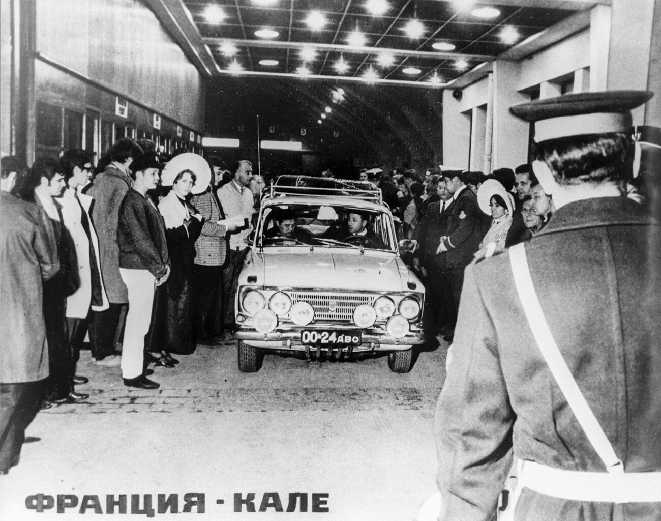 Avtomobil Moskvič s sovjetsko ekipo številka 7 - Aleksandrom Ipatenkom in Aleksandrom Terehinom - v Calaisu v Franciji. Rally London-Sydney. 