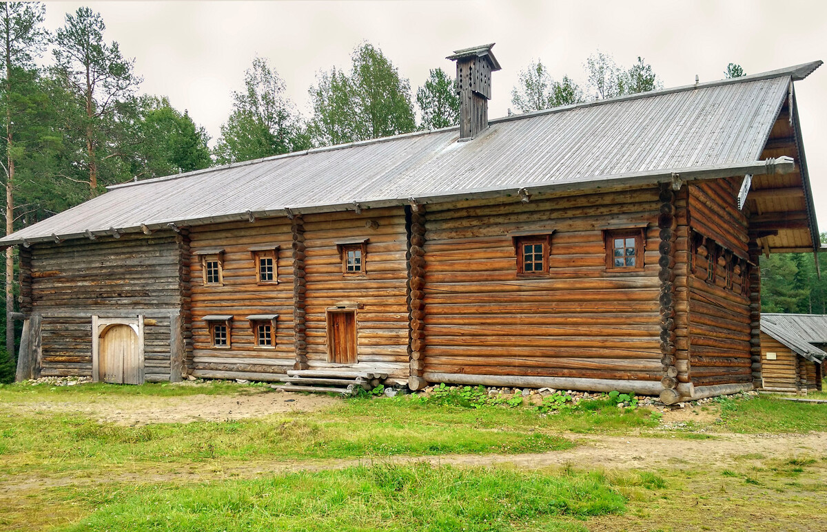 Patio de la casa de M.A. Tretiakov: Malye Korely, distrito de Primorski, región de Arcángel.
