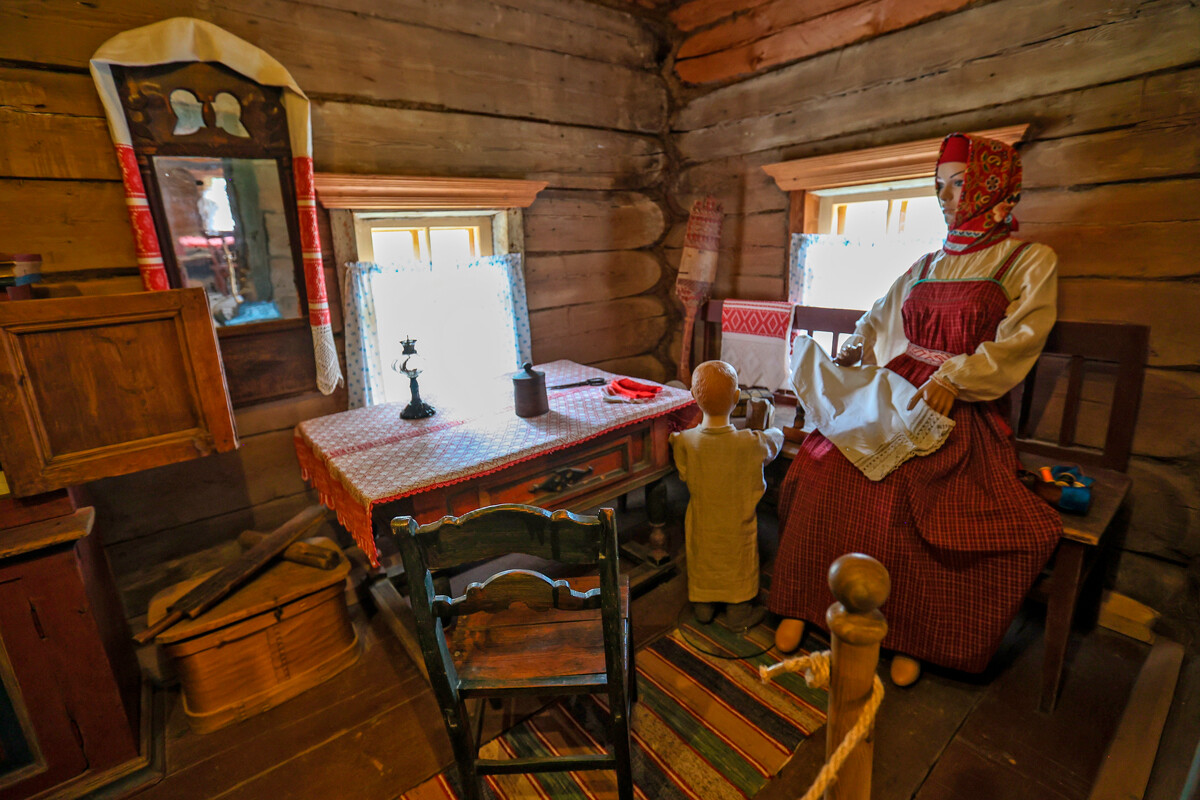 Interior de una casa campesina de Dvinsk en el Museo de Arquitectura de Madera y Arte Popular Malye Korely de la región de Arcángel.