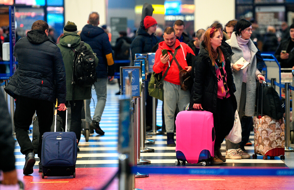 Passeggeri in fila per il check-in all’aeroporto moscovita di Sheremetjevo