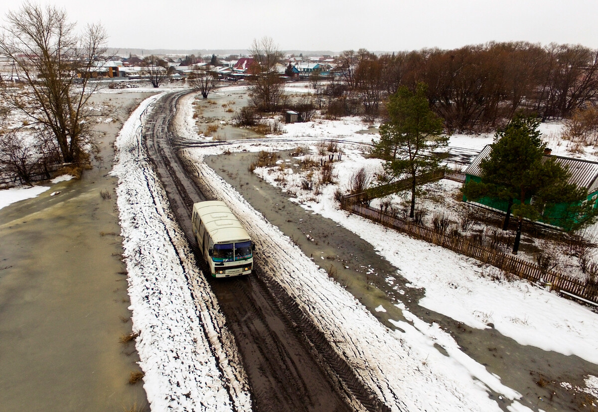 Un autobus del modello PAZ-3205 (popolarmente detto “Pazik”) su una strada sterrata vicino al villaggio di Apollonovka, Regione di Omsk (in Siberia)