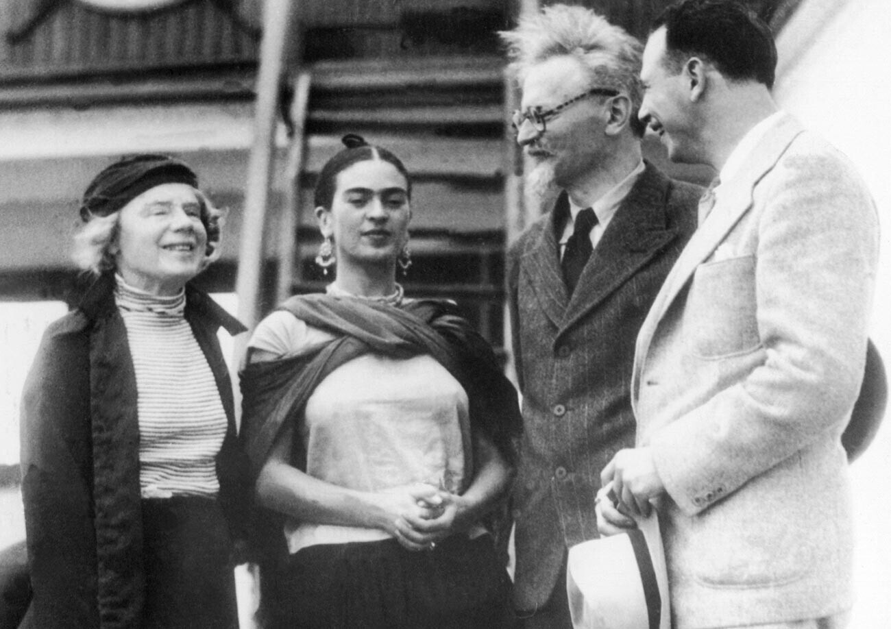 Leon Trotsky dan istri keduanya, Natalia Sedova, disambut oleh pelukis Meksiko Frida Kahlo setibanya mereka di Tampico, Meksiko, di atas kapal tanker Norwegia, Ruth, 9 Januari 1937.