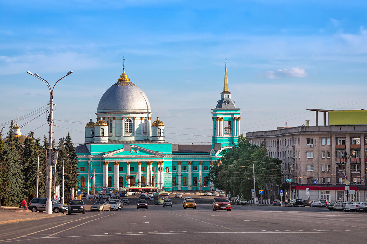 Знаменскиот соборен храм и Црвениот плоштад во Курск.