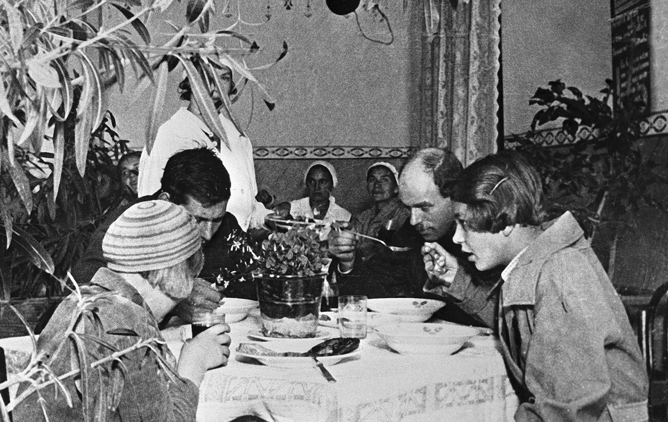 Des ouvriers allemands travaillant dans la mine de Staline, pendant la pause déjeuner. Ukraine soviétique, années 1920