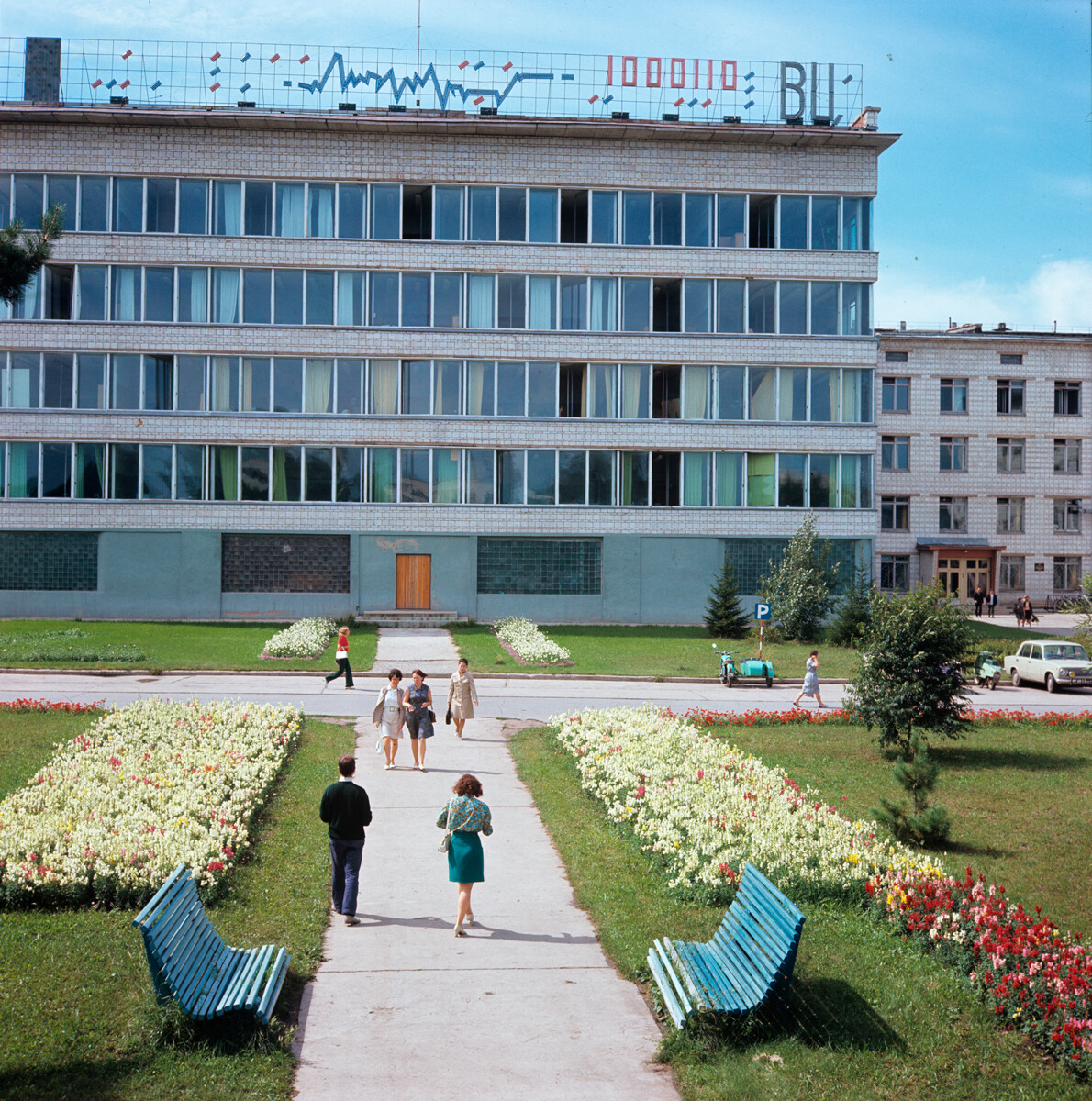 Le bâtiment du centre informatique de la branche sibérienne de l'Académie des sciences de l'URSS. Akademgorodok, 1977