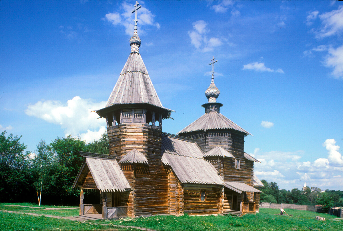 Museum Suzdal. Gereja Kebangkitan, pemandangan barat daya. Awalnya di desa Patakino, Wilayah Kameshkovsky. 4 Agustus 1995