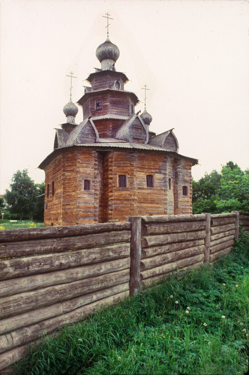 Gereja Transfigurasi, pemandangan timur dengan apse. Dari desa Kozlyatevo, Wilayah Kolchuginsky. Latar depan: pagar kayu yang kokoh. 18 Juni 1994