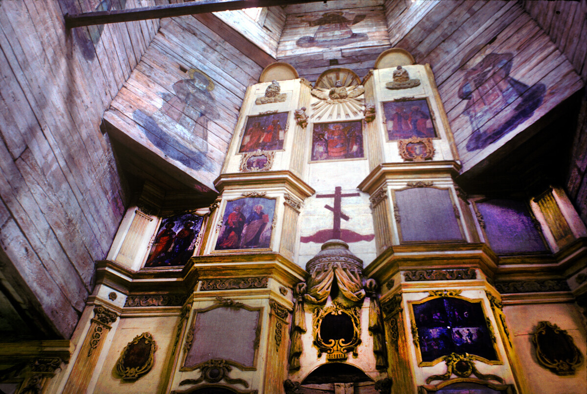 Gereja Transfigurasi, interior dengan layar ikon & lukisan dinding. Dari desa Kozlyatevo, Wilayah Kolchuginsky. 25 Mei 1998