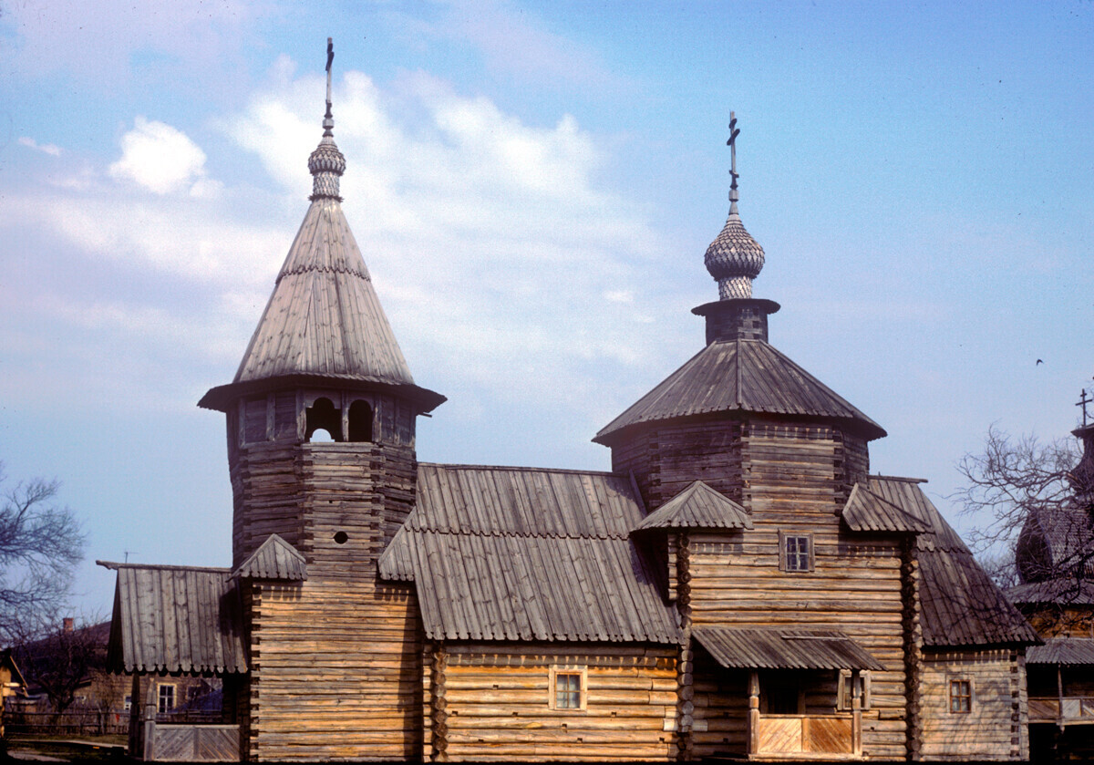 Gereja Kebangkitan, pemandangan selatan. Awalnya di desa Patakino, Wilayah Kameshovsky. 27 April 1980