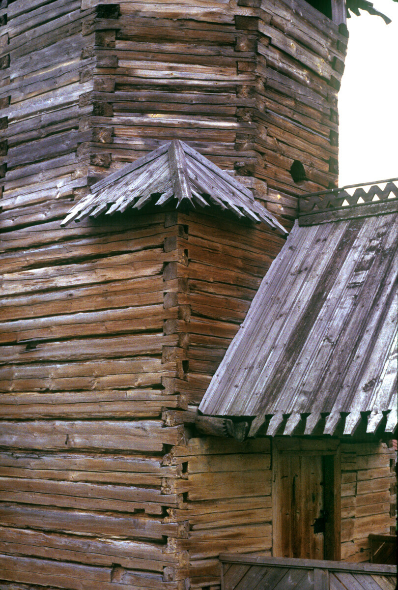Gereja Kebangkitan, menara lonceng, sudut barat laut dengan konstruksi kayu takik pas. Dari desa Patakino, Wilayah Kameshovsky. 18 Juni 1994