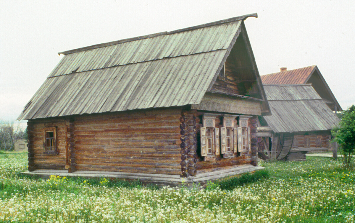 Kulikov izba (dipulihkan). Perhatikan tiang bubungan di atap setelah pemasangan kembali di Museum Suzdal. 18 Juni 1994